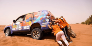 Photo de femmes participants au Rallye Aïcha des Gazelles.